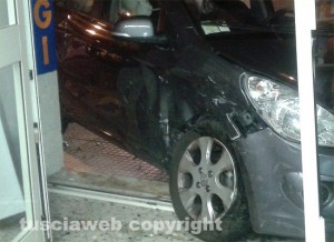 Incidente in via Monte Bianco- L'auto che ha sfondato la vetrina dell'agenzia di viaggi