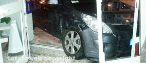 Incidente in via Monte Bianco- L'auto che ha sfondato la vetrina dell'agenzia di viaggi