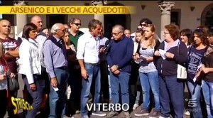 Jimmy Ghione con un gruppo di cittadini viterbesi