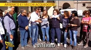 Jimmy Ghione con un gruppo di cittadini viterbesi