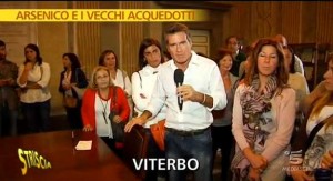 Jimmy Ghione con un gruppo di cittadini viterbesi