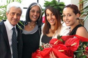 La neo dottoressa con con la mamma Monica, la sorella Adriana e il papà Carlo Alfonso