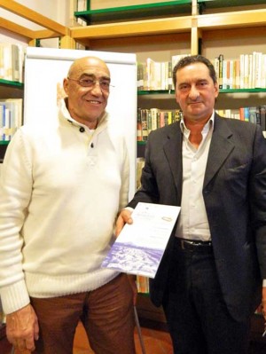 Il sindaco Porri e il vincitore del premio Amerino