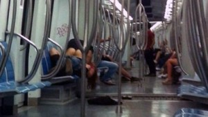 I due che fanno sesso sulla metro