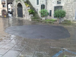 La toppa di asfalto a piazza del Gesù