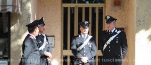 I carabinieri davanti all'appartamento della coppia