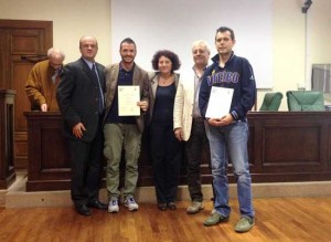 Danti consegna gli attestati di partecipazione al corpo per l'uso di defibrillatori