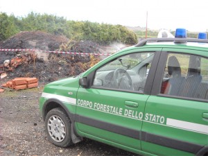 Il cumulo di rifiuti sequestrato dalla forestale