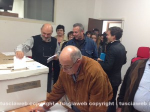 Fila per votare al congresso del Pd di Viterbo 