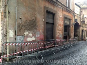 L'area transennata in via dell'Orologio vecchio 