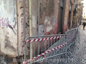 L'area transennata in via dell'Orologio vecchio 