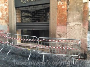 L'area transennata in via dell'Orologio vecchio 