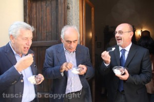 Il sindaco Michelini e gli assessori Ricci e Fersini degustano il gelato della famiglia Chiodo