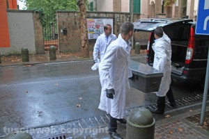 Il corpo della 52enne portato via dalla casa