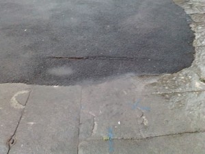 La toppa di asfalto a piazza del Gesù