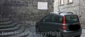 Una macchina nel centro storico