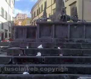I rifiuti sulle scale di Fontana grande