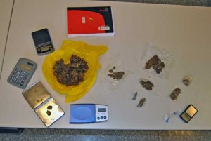 Il materiale sequestrato dalla narcotici 