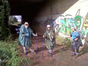 Alcuni pellegrini sulla via Francigena, dove si trovavano i rifiuti