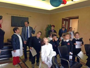 Il sindaco Caci consegna i certificati di nascita