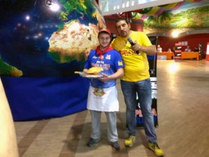 Lorenzo Carletti con la sua pizza fritta insieme a Giuseppe Cravero 