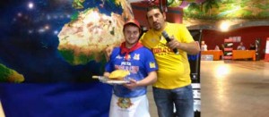 Lorenzo Carletti con la sua pizza fritta insieme a Giuseppe Cravero