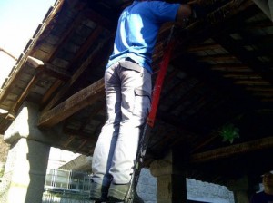 La posa dei dissuasori al lavatoio di piazza della Vite