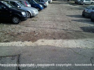 Il posteggio delle Fortezze senza buca all'entrata