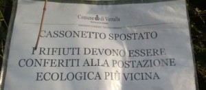 Il cartello al posto del cassonetto