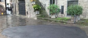 La toppa di asfalto a piazza del Gesù