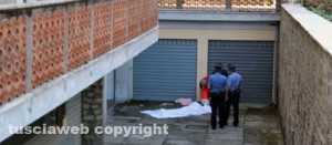I carabinieri con il corpo della donna