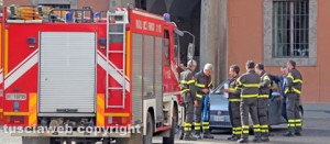 I vigili del fuoco in protesta sotto la Prefettura