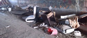 I rifiuti sotto il ponte prima di essere rimossi da Viterbo civica
