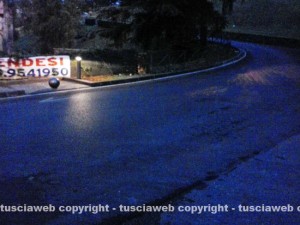 La strada senza alcuna segnaletica e buia a Valle Faul
