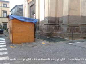 Il posto per disabile occupato da uno stand