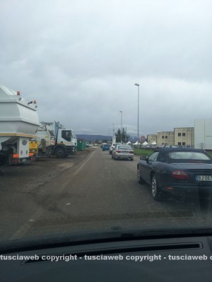 Traffico al Poggino a causa dell'auto in fiamme - (foto inviata da un lettore)