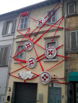 Il palazzo cucito con filo e bottoni