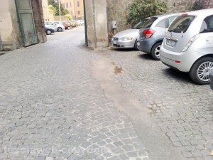 Asfalto invece dei sanpietrini a Pianoscarano