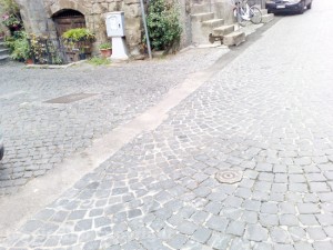 Asfalto invece dei sanpietrini a Pianoscarano