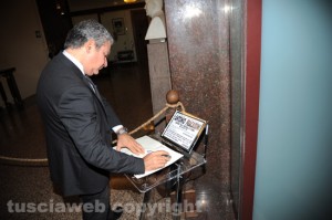 Il presidente Marcello Meroi firma