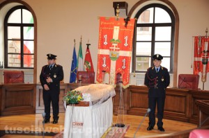 Il feretro al centro della sala