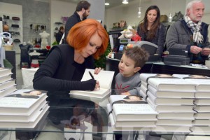 Marina Ripa di Meana firma gli autografi