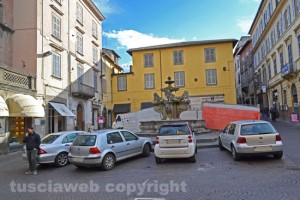 La fontana di piazza delle Erbe tra le auto