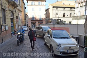 La fontana di piazza delle Erbe assediata dalle auto