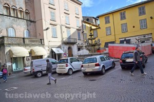 La fontana di piazza delle Erbe assediata dalle auto