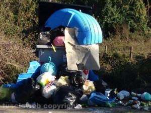 L'amianto abbandonato lungo strada Acquabianca