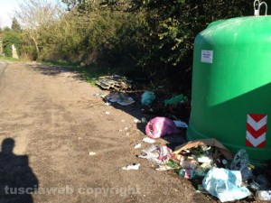 L'amianto abbandonato lungo strada Acquabianca