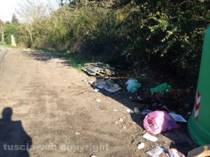L'amianto abbandonato lungo strada Acquabianca