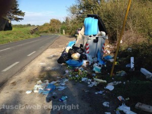 L'amianto abbandonato lungo strada Acquabianca