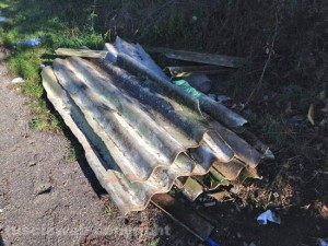 L'amianto abbandonato lungo strada Acquabianca